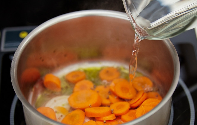 1. Этап. Суп со свеклой и щавелем: Нарезанный овощи выложите в сотейник с маслом и оставшейся водой. Варите их до готовности. В другой посуде немного поджарьте кориандр с маслом.