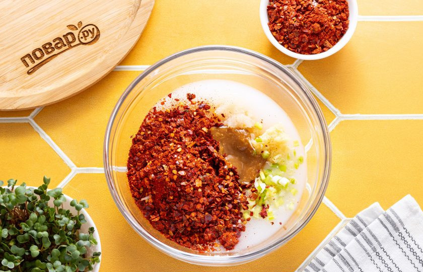 1. Этап. Кимчи из брокколи: Перелейте остывшую основу для заправки в миску. Добавьте очищенную от кожуры и натертую на мелкой терке китайскую грушу, мелко нарезанные белые части зеленого лука, перец кочукару, измельченный чеснок и корень имбиря, мисо-пасту и рыбный соус. Все перемешайте.