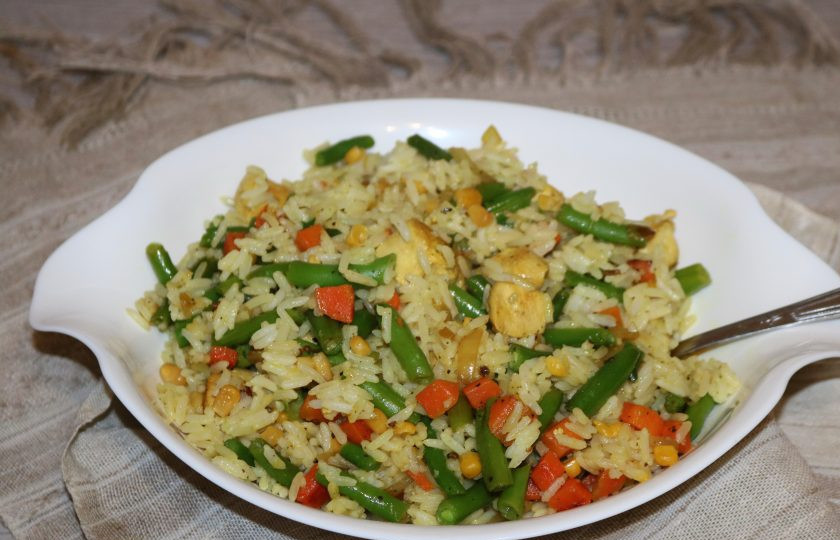 1. Этап. Рис с курицей и фасолью: Блюдо готово. Подавайте порционно, либо в одной большой тарелке. Приятного аппетита!