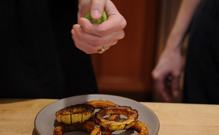 1. Этап. Закуска из тыквы: Готовые кольца тыквы поливаем соком лайма.