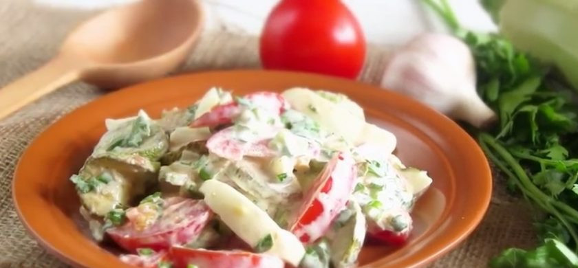 1. Этап. Салат с жареными кабачками: 4. Посолите и поперчите салат по вкусу, после чего подавайте на стол. Приятного аппетита!