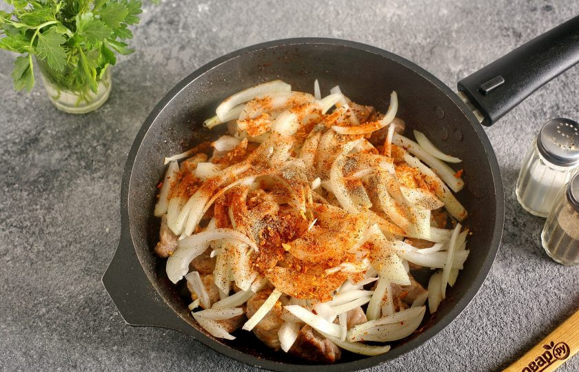 1. Этап. Гуляш по-грузински: Затем добавьте нарезанный перьями лук, соль и специи по вкусу.