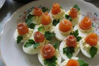 1. Этап. Яйца, фаршированные семгой: Украсьте яйца, фаршированные семгой, петрушкой. Приятного аппетита!