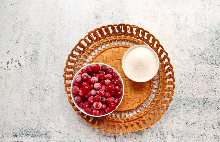 1. Этап. Клюквенный морс для детей: Подготовьте все необходимые ингредиенты для приготовления клюквенного морса для детей.