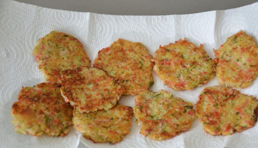 1. Этап. Драники с крабовыми палочками: Готовые драники выложите на бумажное полотенце, чтобы избавиться от остатков масла.