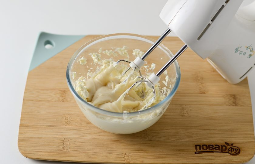 1. Этап. Вегетарианский медовик: Влейте кокосовую сгущенку.