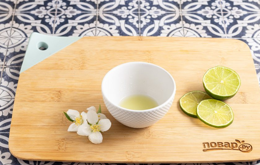 1. Этап. Моктейль: Из половинки лайма выжмите сок.