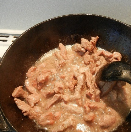 1. Этап. Плов таджикский: 4. Возьмите казанок, раскалите его, налейте подсолнечное масло. Нагревайте его на большом огне до дымка. Добавьте в казанок мясо. Обжаривайте его, пока не зарумянится. После чего добавьте лук и морковь. Продолжайте готовить на большом огне до полуготовности моркови. Залейте холодную воду, доведите её до кипения. После того как вода закипит, установите медленный огонь. В это время слейте воду с нута, промойте и добавьте к мясу.