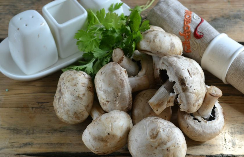 1. Этап. Шампиньоны на мангале: 1. Подготовьте необходимые ингредиенты.