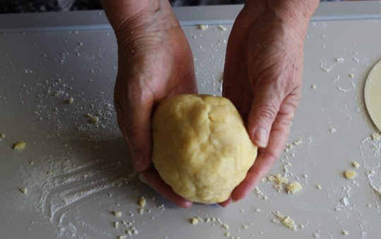 1. Этап. Французский киш: 3. Готовое тесто заверните в пленку и уберите на полчасика в холодильник.