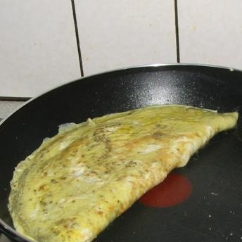 1. Этап. Омлет на завтрак: Когда сыр начнет таять, сверните омлет пополам. Обжарить с каждой стороны по 30 секунд до слегка золотистого цвета.