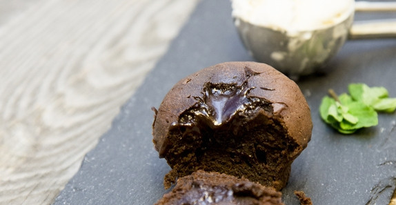 1. Этап. Вкуснейший шоколадный фондан: 5. Готовый фондан аккуратно достаю из формы и подаю к столу, если сердцевина при разламывании вытекает, то десерт правильный. Наслаждаемся и приятного аппетита!