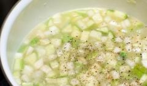 1. Этап. Суп из кабачков: Добавляем в кастрюлю бульон, доводим до кипения и варим еще 3-4 минуты после закипания.