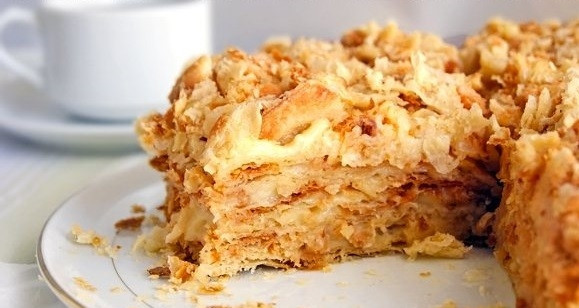 1. Этап. Торт из готового слоеного теста: 7. Теперь торт из готового слоеного теста в домашних условиях должен как следует пропитаться. Вот так вкусно, просто и аппетитно получается. Очень рекомендую повторить этот рецепт на своей кухне.