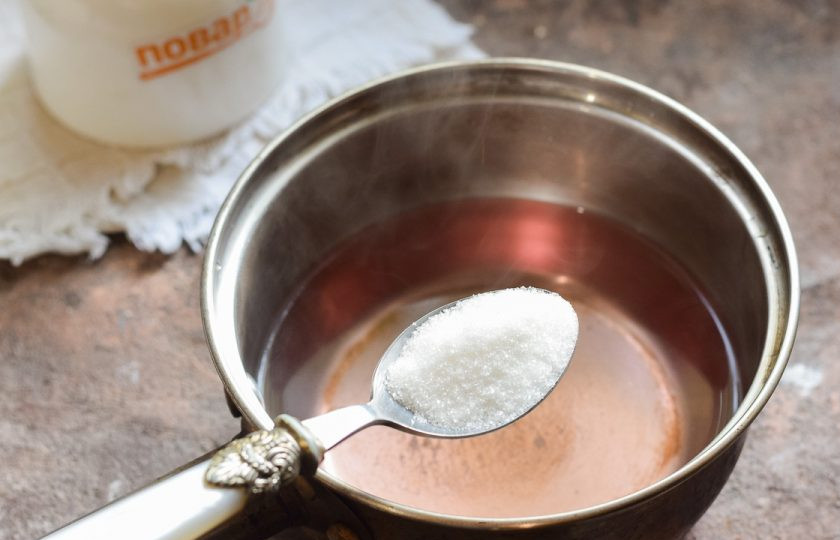 1. Этап. Компот из клубники, малины и смородины на зиму: Последний раз слейте уже компот в кастрюлю, добавьте сахар, проварите 2-3 минуты.