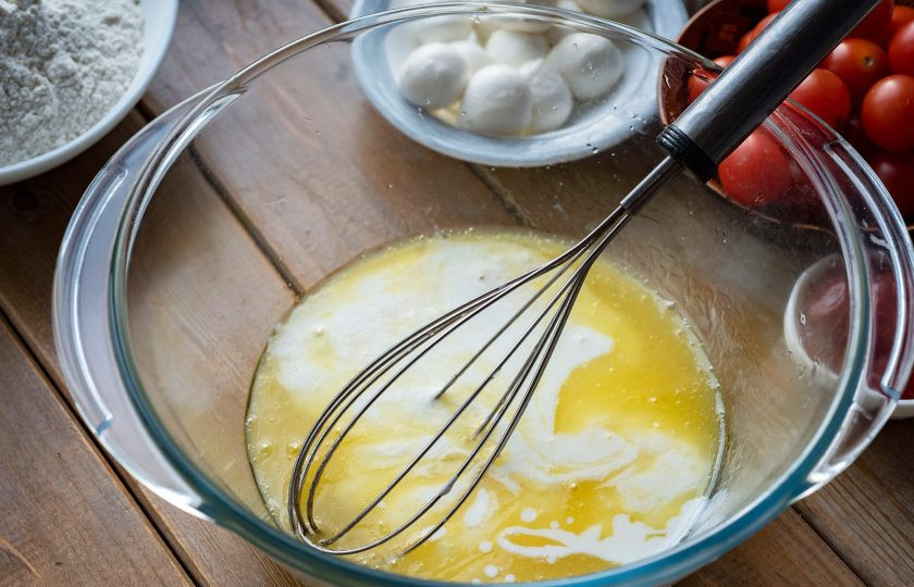 1. Этап. Пицца Сердце: Добавьте кефир и перемешайте.