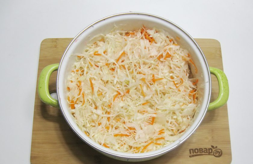 1. Этап. Квашеная капуста с брусникой: Перемешайте капусту с морковью и хорошо перетрите руками.