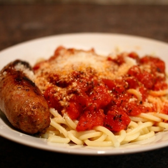 1. Этап. Соус из консервированных помидоров: Идеально этот соус из консервированных помидоров подходит к макаронам, однако при желании можно подавать и к другим блюдам. Приятного аппетита!