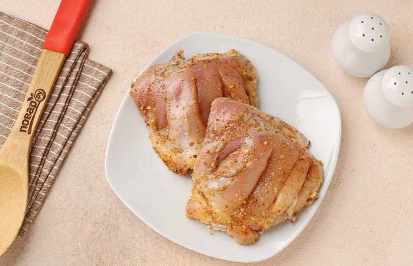 1. Этап. Куриные бёдра в сметанном соусе в духовке: Натрите солью и специями.