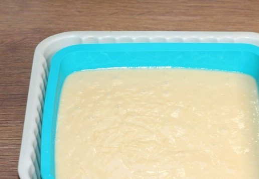 1. Этап. Пирог с кремом и мелкими ягодами: 7. И выливаю равномерно тесто. Убираю форму в сторону.