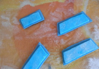 1. Этап. Торт Вертолет: 9. Теперь из разноцветной мастики делаем детали нашего вертолета. Здесь дайте фантазии волю.