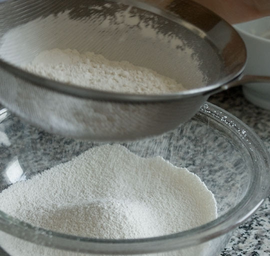 1. Этап. Бисквитный торт с шоколадом: 7. Просейте муку, всыпьте её в мисочку.