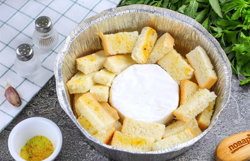 1. Этап. Сыр в аэрогриле: В фольгированную форму выложите сыр, если это Камамбер. Если решите использовать Моцареллу или Голландский сыр, то сначала его нужно будет натереть на терке и выложить в небольшую форму для запекания. Вокруг сыра выложите нарезанные ломтики хлеба.