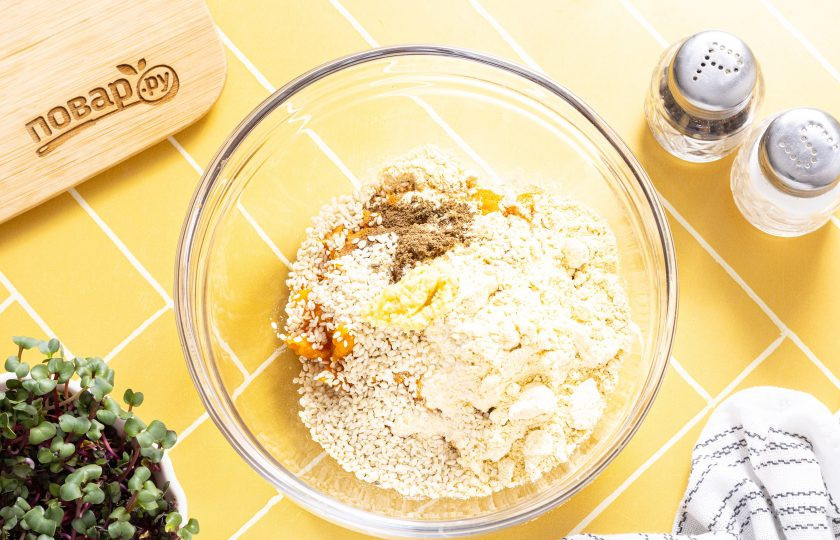 1. Этап. Фалафель из батата: Добавьте измельченный чеснок, лимонный сок, соль, черный молотый перец и кориандр, кунжут и нутовую муку.