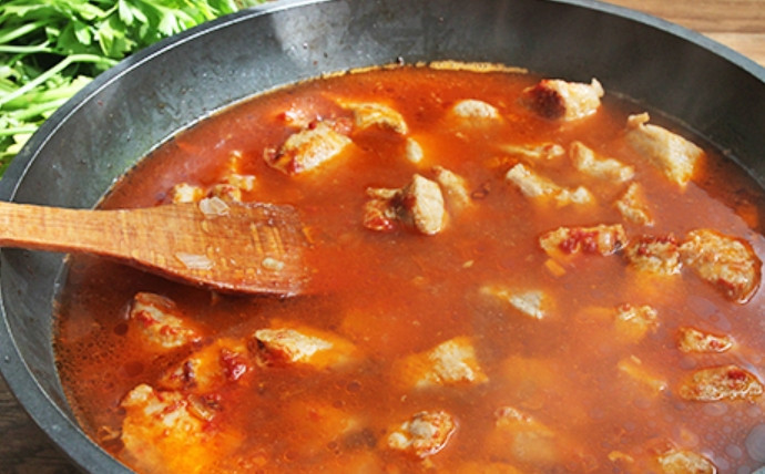 1. Этап. Тушеная картошка со свининой на сковороде: Вливаем горячую воду, чтобы практически покрыть мясо. Тушим 30 минут под крышкой.