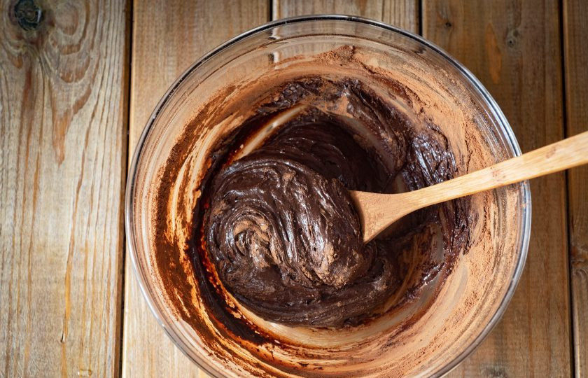 1. Этап. Конфеты из сгущённого молока и какао: При этом вымешивайте ложкой до загустевания.