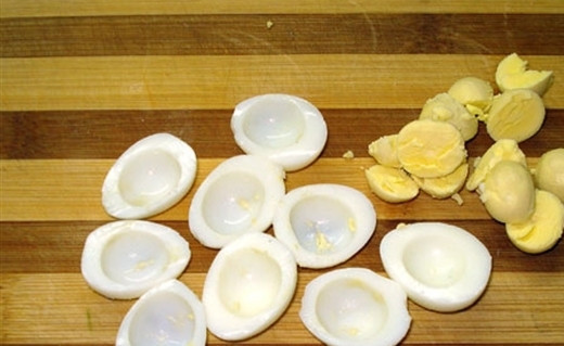 1. Этап. Гренки с икрой: Сварите перепилиные яйца вкрутую. Отделите белки от желтков. Нам понадобятся только желтки.