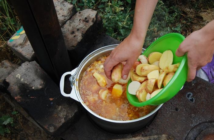 1. Этап. Шулюм из баранины на природе: 5. Когда бульон перекипит, - добавим картофель, и продолжим варить до полной готовности картошки.