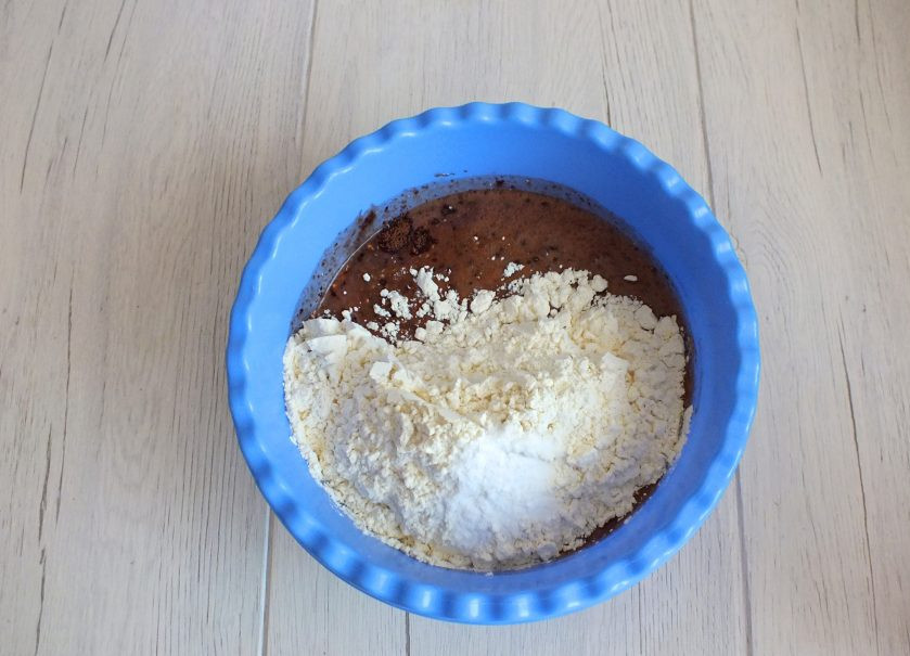 1. Этап. Кексы Несквик: Всыпьте муку и соду. Перемешайте с помощью миксера.