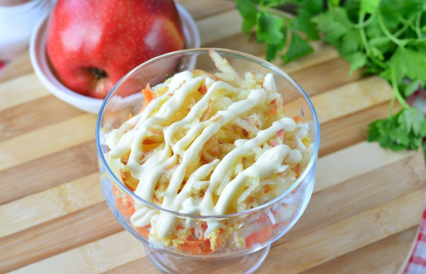 1. Этап. Салат Кудрявый с крабовыми палочками: Также полейте яблочный слой майонезом.