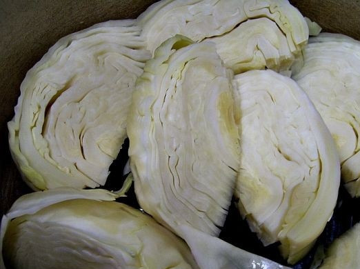 1. Этап. Капуста маринованная с чесноком и свеклой: 3. Выложите на дно кастрюлю или другой емкости часть капусты в один слой.