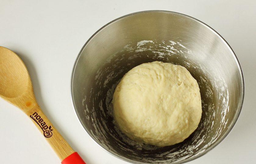 1. Этап. Пельмени в казане: В глубокой миске соедините яйцо и воду. Добавьте 0,5 ч.л. соли, 1 ст.л. растительного масла, все перемешайте и частями всыпьте муку. Замесите упругое и эластичное тесто, соберите его в шар, накройте полотенцем и оставьте на 20 минут.