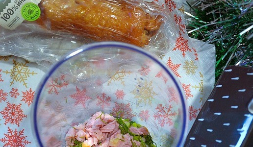 1. Этап. Масло с копчёной индейкой и зеленью: Индейку и зелень нарезать, слегка измельчить погружным блендером.