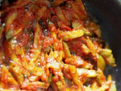 1. Этап. Лучший рецепт солянки: С небольшим количеством бульона проварим минут 10 нарезанные маринованные огурцы, затем добавим к ним измельченный чеснок и томатную пасту. Готовим еще минуты 2-3 и отправляем в кастрюлю. Если решили добавить овощи из бульона — самое время.