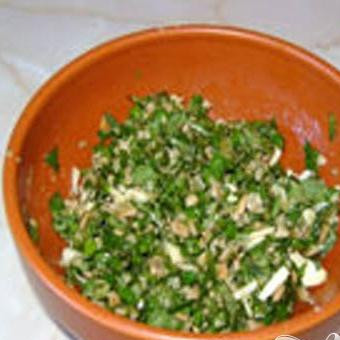 1. Этап. Филе свинины с соусом песто из семечек: 3. Приготовим песто (северный вариант). Если нет кедровых орехов. В блендере слегка провернуть жареные семечки (не в труху), измельчим базилик. Теперь смешиваем оливковое масло, семечки, базилик, раздавим сюда дольку чеснока и добавим три столовых ложки тертого сыра.