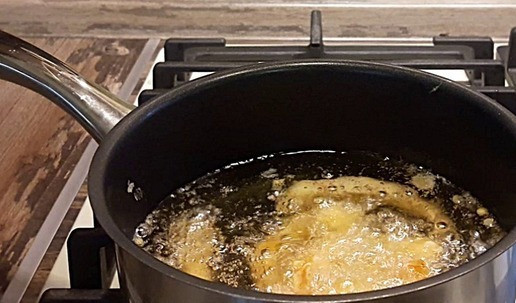 1. Этап. Тигровые креветки в темпуре и фритюре: Когда опускаете креветки в кипящее масло, сначала опустите на 1 см, подержите 5 секунд и потом опустите целиком. Жарим около 3-4 минут, вынимаем шумовкой обязательно на бумажное полотенце и даем стечь лишнему маслу 3-4 минуты.