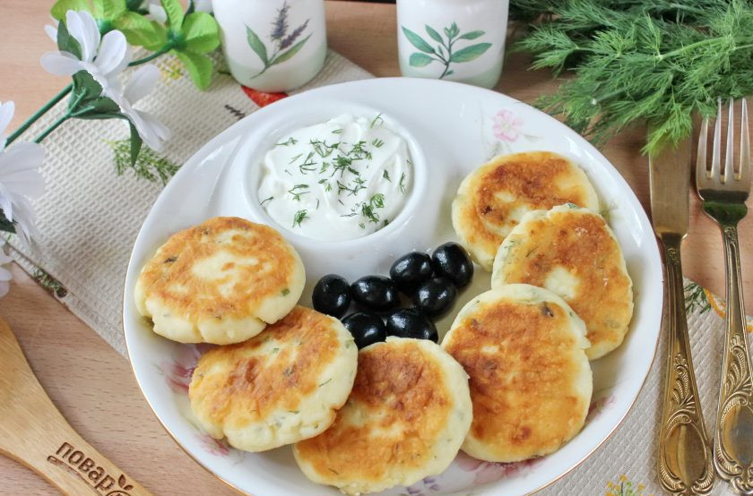 1. Этап. Сырники с луком: Сырники с луком готовы. Подавайте к столу со сметаной, несладким йогуртом, соусами.