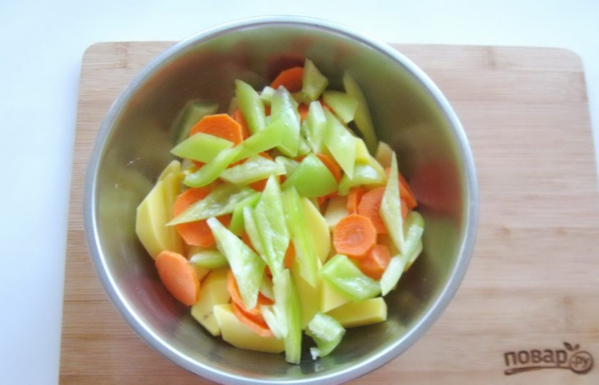 1. Этап. Картофель с колбасками в духовке: Болгарский перец помойте, очистите от семян и белых перегородок. Нарежьте небольшими кусочками.