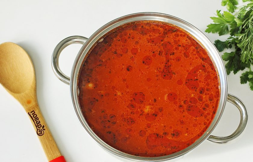 1. Этап. Борщ с горохом: Доведите бульон до кипения, добавьте капусту. Примерно через 5-7 минут добавьте картофель и варите все вместе до полной готовности. В конце добавьте овощную зажарку.