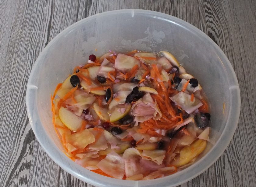 1. Этап. Капуста Провансаль с виноградом и яблоками: По истечении времени капуста готова. Переложите в стеклянную банку и уберите в холодное место на хранение. Такая капуста может храниться до двух недель.