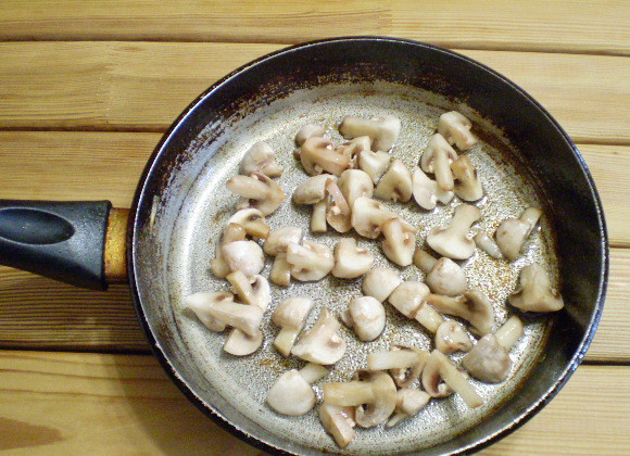 1. Этап. Пирожки постные с грибами: 3. Грибы отправляем жариться на ложке растительного масла.