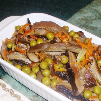 Салат из сушеных грибов