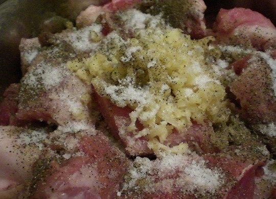 1. Этап. Домашняя колбаса из свинины: 3. Осталось дело за малым - посолить и поперчить по вкусу, тщательно перемешать. Можно добавить любимые специи, острый перец, например, или паприку - для цвета фарша. В таком виде отправить мясо с салом в холодильник на 10-12 часов. Удобнее всего отправить мариноваться на ночь.