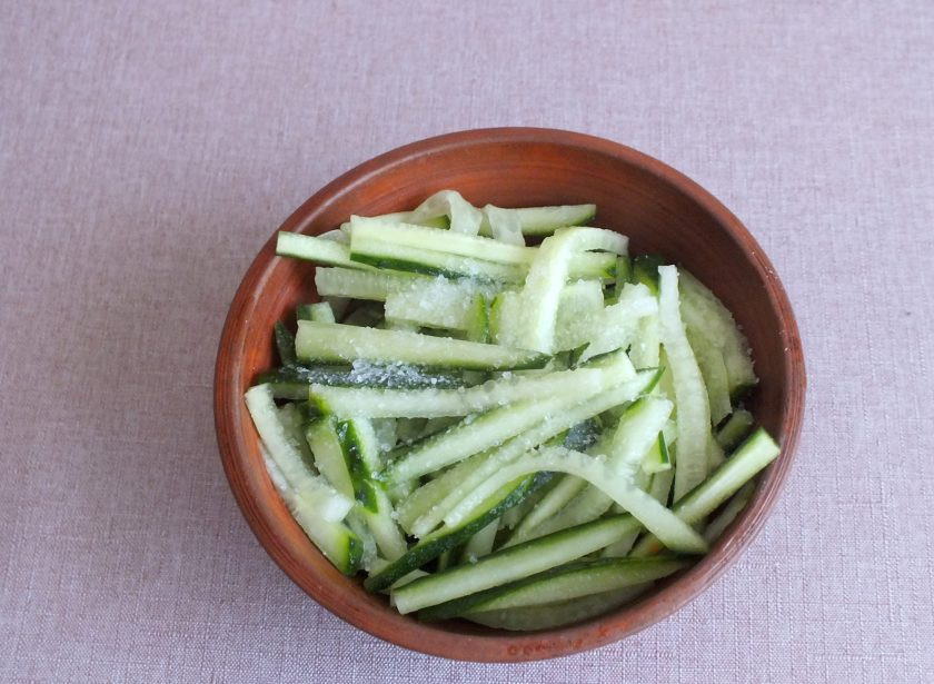 1. Этап. Фунчоза в мультиварке: Огурец нарежьте крупной соломкой. Переложите в пиалку, присыпьте солью и оставьте на 15 минут.