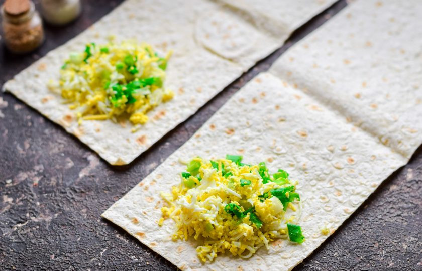 1. Этап. Пирожки из лаваша с яйцом и луком: Лаваш нарежьте полосками. На край полоски выложите начинку из яйца и лука.