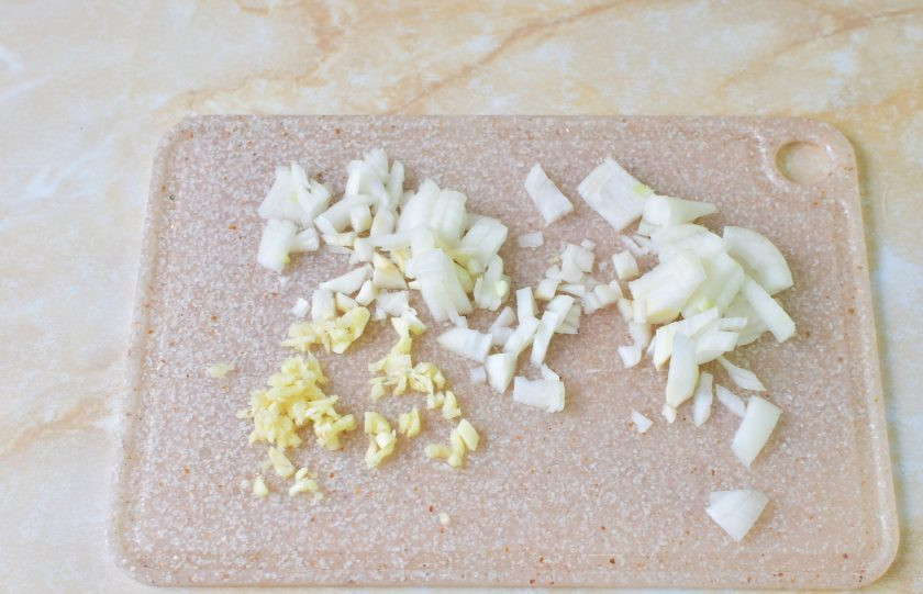 1. Этап. Спагетти по-болонски: Лук очистите от шелухи, ополосните в холодной воде и мелко нарежьте.